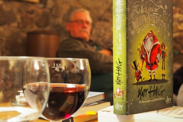 Weihnachtslektüre Weihnachtslektüre und Weinglas